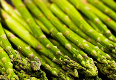 Kuşkonmaz, taze organik yeşil kuşkonmaz, yakın plan, sağlıklı vejetaryen yiyecekler. Çiğ sebze, market. Vegan arkaplan.