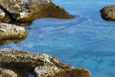 Akdeniz plajı. Taşlar ve Kayalar. Yaz günü deniz manzarası. Temiz su dokusu. Hava manzarası, deniz ya da okyanus üzerinde güneşli bir gün..