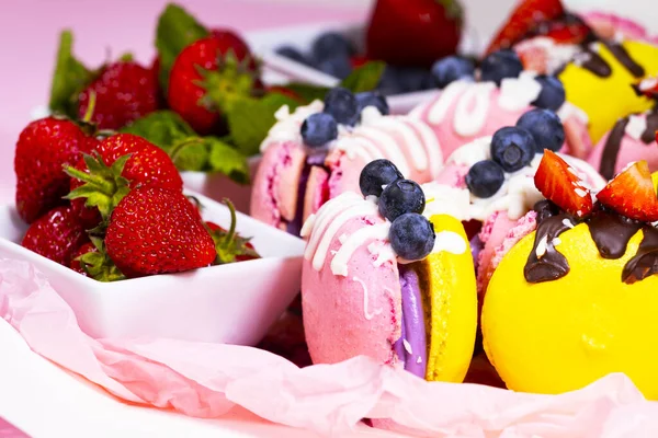 Makaron, Handgjord Vacker Söt mat, Efterrätt med färska jordgubbar och blåbär dekorerade med choklad, Delikat gul och rosa kakor, Söt och hälsosam mat — Stockfoto
