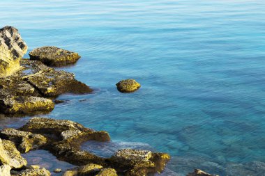 Akdeniz plajı. Beyaz kumsal. Yaz günü deniz manzarası. Temiz su dokusu. Hava manzarası, deniz ya da okyanus üzerinde güneşli bir gün. Tatil ve tenha bir yerde rahatlamak..