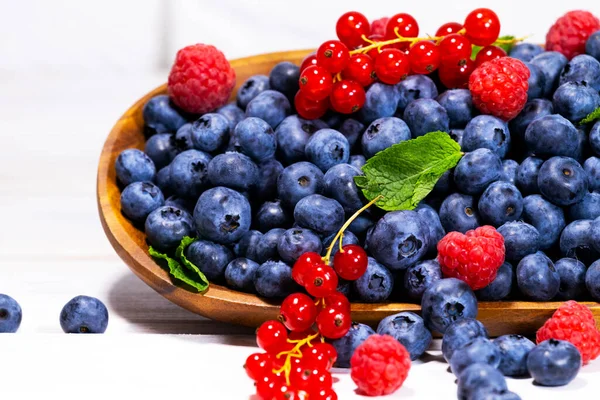 Blueberries Green Mint Leaf Wooden Bowl White Top View Summer — Stock Photo, Image