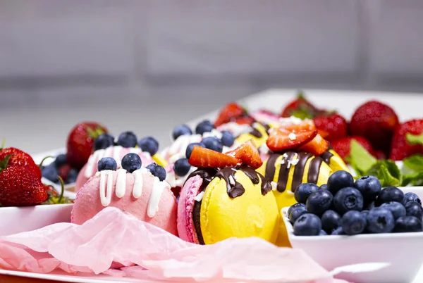 Macarrón Hecho Mano Hermosa Comida Dulce Postres Con Fresas Frescas —  Fotos de Stock