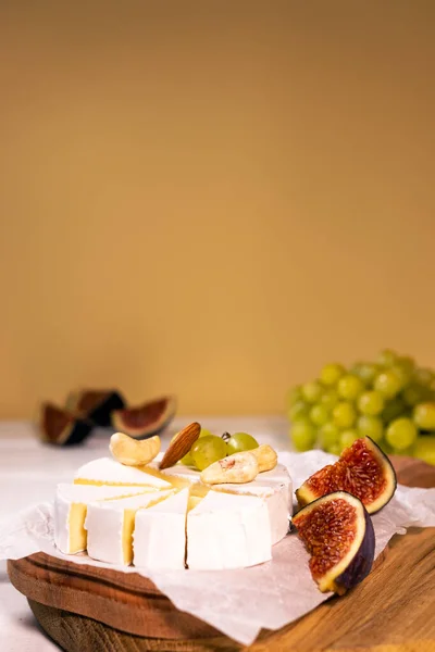 Queso Brie Tipo Camembert Con Higueras Uva Baord Madera Concepto — Foto de Stock