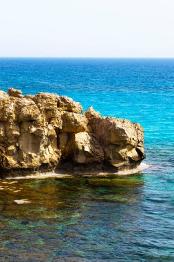 Akdeniz plajı. Beyaz kumsal. Yaz günü deniz manzarası. Temiz su dokusu. İHA görüntüsü. Hava manzarası, deniz ya da okyanus üzerinde güneşli bir gün. Tatil ve tenha bir yerde rahatlamak.