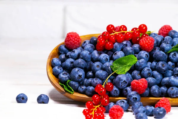 Blueberries Green Mint Leaf Wooden Bowl White Top View Summer — Stock Photo, Image