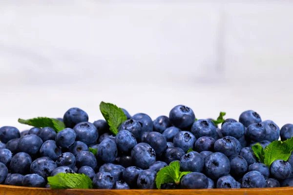 Κοντινό πλάνο του Blueberry With a Green Mint leaf on a white top view, Summer Freshly Berry, Copyspace — Φωτογραφία Αρχείου