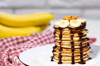 Çikolata şuruplu krep, fındık ve muz. Yığınla gözleme. Lezzetli kahvaltı ve sağlıklı yemek, ev yapımı tatlı.