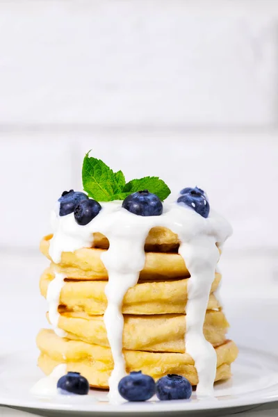 Blueberry Pancakes Yoghurt Mint White Background Traditional American Healthy Breakfast — Stock Photo, Image