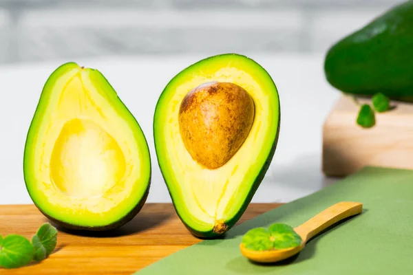 Halva Mogna Avokado Och Mikrogrön Träskiva Serveras Bord Vit Bakgrund — Stockfoto