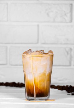 Beyaz arka planda buzlu kahve, yaz içeceği, kahve çekirdeği..