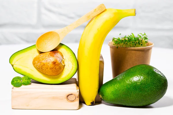 Kreativt Stilleben Med Avokado Banan Och Mikrogrönt Whithe Backgroun Med — Stockfoto