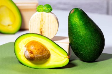 Masada servis edilen olgun Avokado ve mikro yeşillikler, beyaz arka plan, sağlıklı yağlı yiyecekler, Keto diyeti, kapatın..