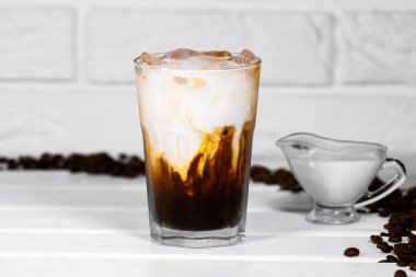 Beyaz arka planda buzlu kahve, yaz içeceği, kahve çekirdeği..