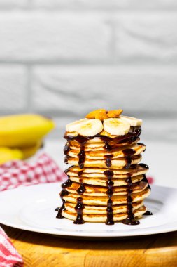Çikolata şuruplu krep, fındık ve muz. Yığınla gözleme. Lezzetli kahvaltı ve sağlıklı yemek, ev yapımı tatlı.