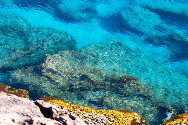Clear Blue Aquamarine Textura da água, praia do mar Mediterrâneo, Copyspace — Fotografia de Stock