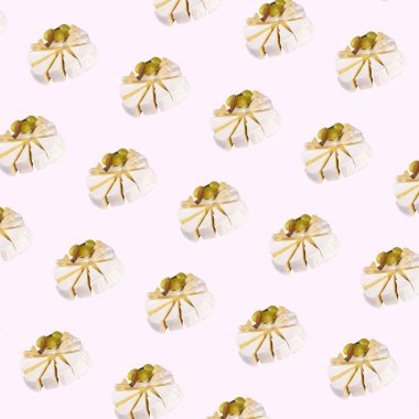 Pembe Arkaplanda Peynirli Camembert, Ceviz ve Üzüm desenleri.