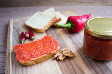 Lezzetli kırmızı biber ve cevizli ekmek.