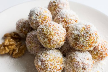 Havuç, hindistan cevizi, tatlı toplar..