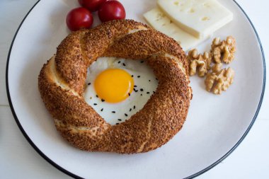 Çörek, yumurta, peynir, ceviz ve domateslerden oluşan lezzetli kahvaltı tabağı..