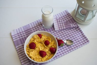 Masada lezzetli mısır gevreği var. Çilek ve sütle sağlıklı kahvaltı..