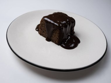 Çikolata soslu lezzetli kakaolu kek..