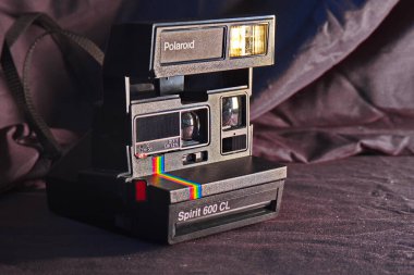 Mor arka planda eski bir kamera