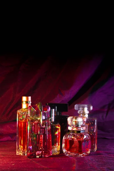 Parfymflaskor Mörk Bakgrund — Stockfoto