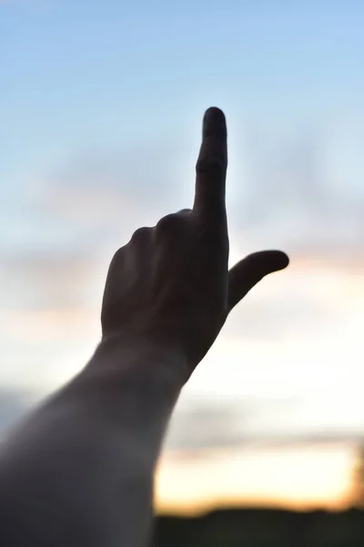 Рука Знаходиться Тлі Блакитного Неба Білими Хмарами Індексний Палець Піднятий — стокове фото