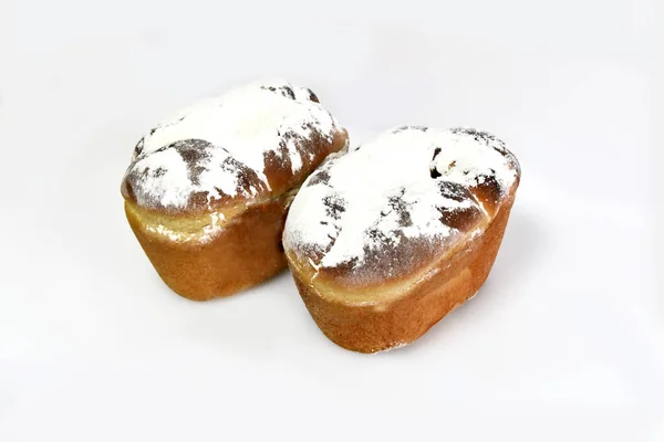 薄い背景に粉末砂糖を振りかけた白い楕円形のパンの2つの愛 — ストック写真