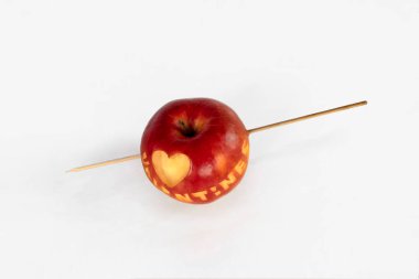 Yüreği oyulmuş bir elma, delinmiş bir ok.
