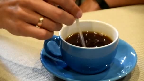 Kaffee Mit Einem Löffel Einer Blauen Tasse Auf Einer Untertasse — Stockvideo