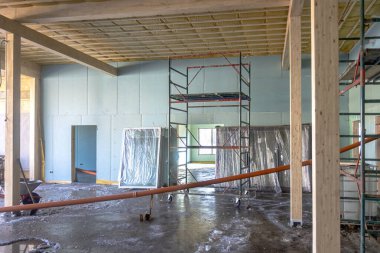 Yapı iskelesi ve yapı kirişleri ile İnşaat Altında Binanın İçi