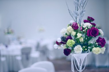 Düğün buketi masada kırmızı gül ile