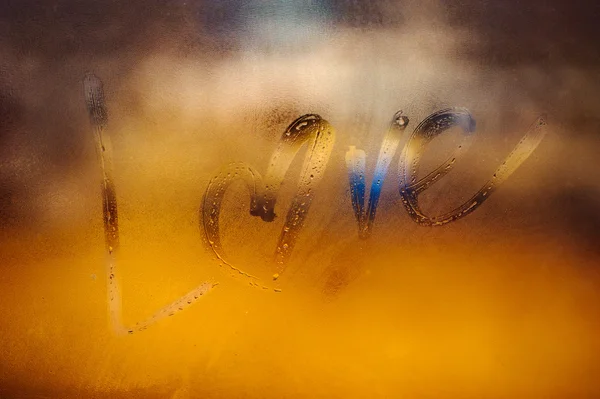Kärlek skrivna tecken på dimmigt fönster med hjärtat istället för o brev — Stockfoto