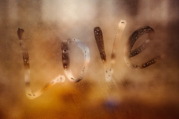 Kärlek skrivna tecken på dimmigt fönster — Stockfoto