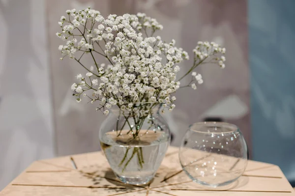 Vas dengan sekelompok bunga Gypsophila Bayi-napas di meja kayu — Stok Foto