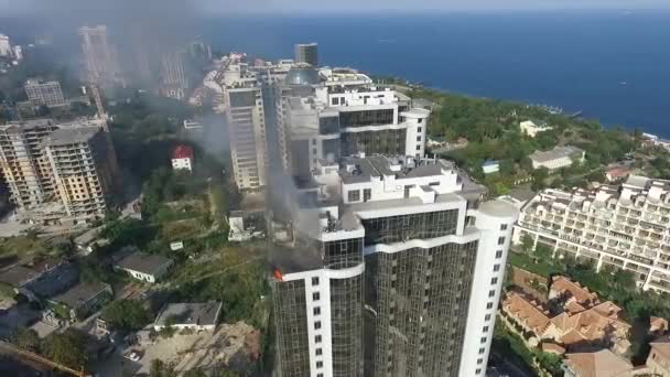 Feuerwehrleute bekämpfen einen Brand mit Wasser im obersten Stockwerk eines Hochhauses Luftbild odessa, Ukraine — Stockvideo
