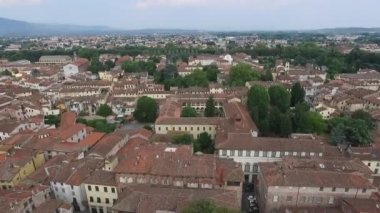 Tipik pişmiş toprak çatılı İtalyan kasabası Lucca'nın havadan görünümü