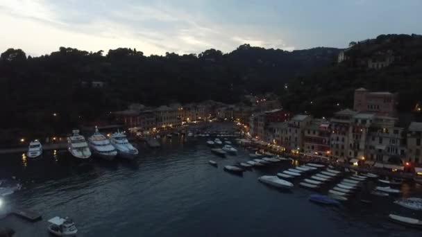 Вид з повітря Potofino міського узбережжя Італії вночі в літній час — стокове відео