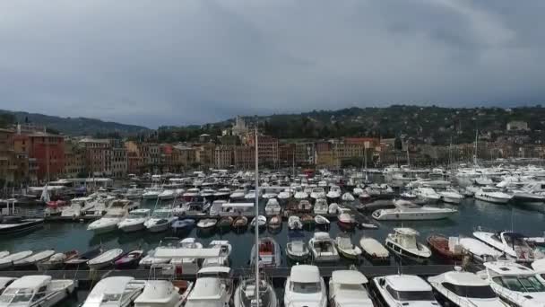 Båtar nära hamnen i Santa Margherita Ligure satellitvyn — Stockvideo