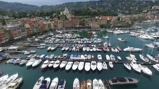 Barcos perto do porto de Santa Margherita Ligure vista aérea — Vídeo de Stock