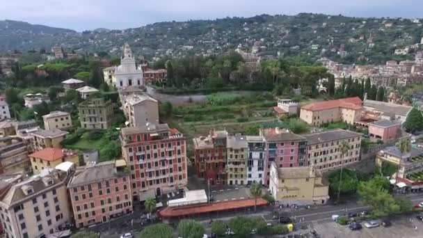 Luchtfoto van Santa Margarita Ligurië kust van Italië overdag in de zomer — Stockvideo