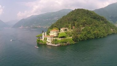 Kale Vezio Kalesi Balbianello ve Como Gölü'nün havadan görünümü.