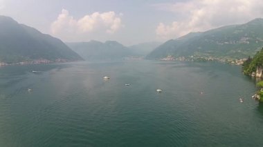 büyük güzel göl üzerinde havadan görünümü, Como gölü, İtalya.