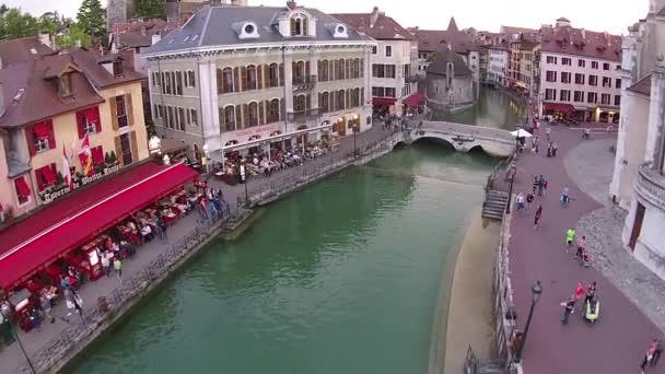 Annecy, Franciaország-15 May, 2015: Légifotó a csatorna a város központjában Annecy — Stock videók