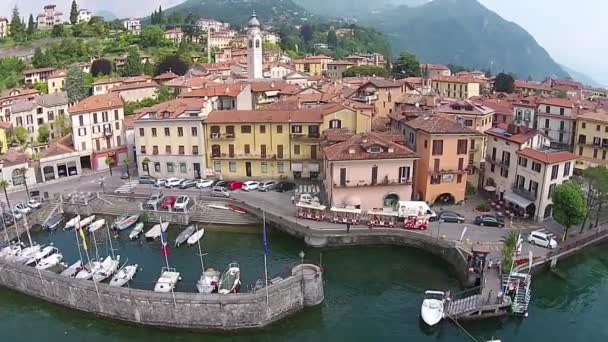 コモ湖、ミラノ、イタリアのメナッジョの町空撮 — ストック動画