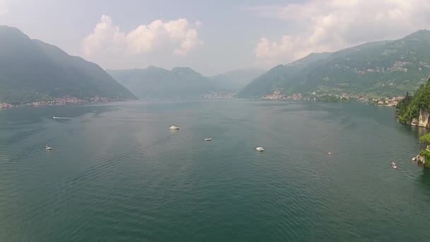 Vue aérienne au-dessus du grand lac magnifique, lac de Côme, Italie . — Video