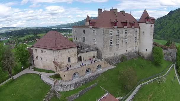 Vista aérea sobre o castelo Gruyeres no Cantão de Friburgo, Suíça — Vídeo de Stock