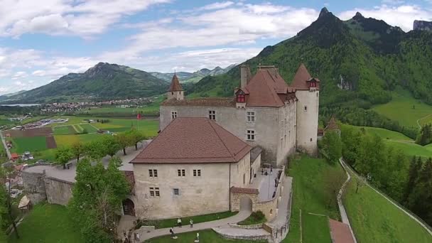 Luchtfoto van Gruyeres kasteel in het kanton Fribourg in Zwitserland — Stockvideo
