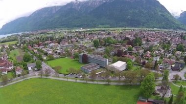 Interlaken kasabası ve Aare nehri, havadan görülene, Interlaken, İsviçre.